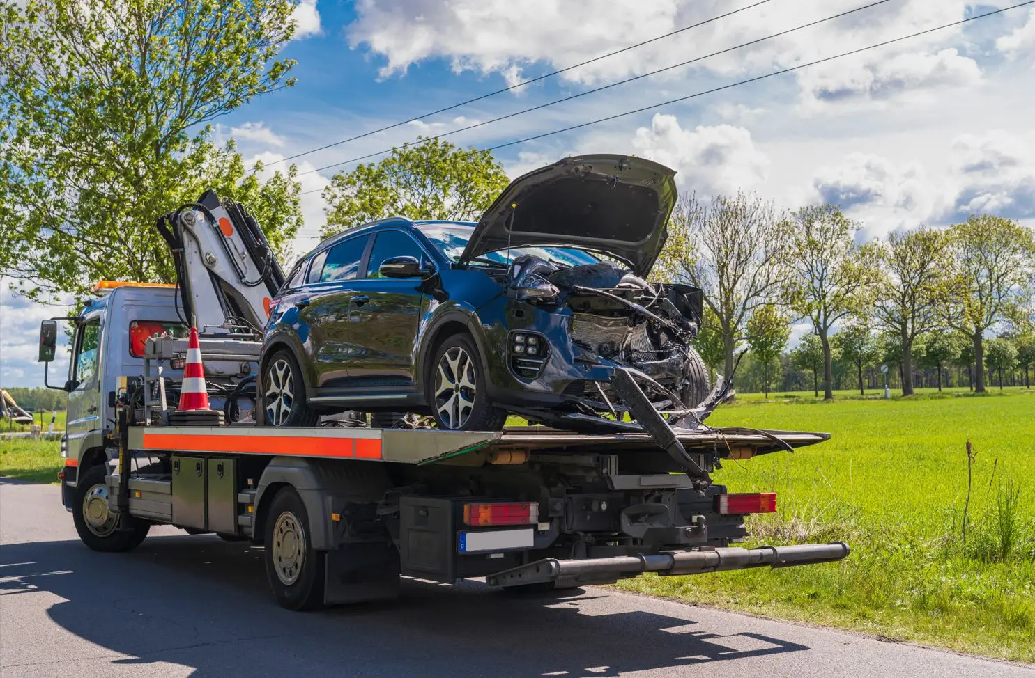 Autotransporter henter en skrotbil til skrotning hos miljøgodkendt autoophugger